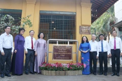 Các đại biểu thực hiện nghi thức hoàn thành giai đoạn 1 công trình tu bổ, tôn tạo Di tích lịch sử cấp Quốc gia Khu trại giam Bệnh viện Chợ Quán. (Ảnh: Thu Hương/TTXVN)