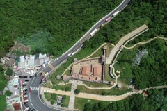 Lượng lớn phương tiện di chuyển qua Hải Vân Quan mỗi ngày. (Ảnh: Mai Trang/TTXVN)