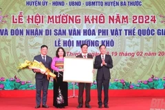 Phó Chủ tịch UBND tỉnh Thanh Hóa Đầu Thanh Tùng trao Chứng nhận công nhận Danh mục Di sản Văn hóa Phi Vật thể Quốc gia Lễ hội Mường Khô cho lãnh đạo huyện Bá Thước. (Nguồn: Báo Thanh Hóa)