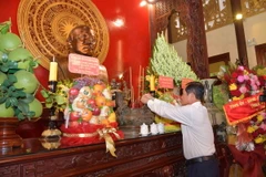 Phó Chủ tịch HĐND tỉnh An Giang Đỗ Tấn Kiết dâng hương tưởng nhớ Chủ tịch Tôn Đức Thắng. (Ảnh: Công Mạo/TTXVN)