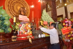 Phó Chủ tịch HĐND tỉnh An Giang Đỗ Tấn Kiết dâng hương tưởng nhớ Chủ tịch Tôn Đức Thắng. (Ảnh: Công Mạo/TTXVN)