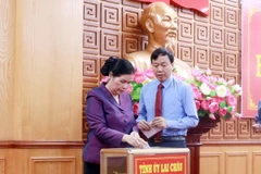 Bí thư Tỉnh ủy Lai Châu, Giàng Páo Mỷ cùng Chủ tịch UBND tỉnh Lê Văn Lương ủng hộ đồng bào bị thiệt hại do cơn bão số 3. (Ảnh: Quý Trung/TTXVN)