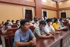 Các thí sinh tham gia dự Kỳ thi tuyển dụng công chức tỉnh Bến Tre năm 2022. (Ảnh: Chương Đài/TTXVN)