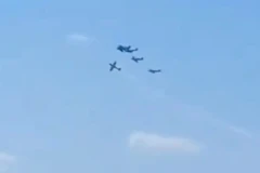 Máy bay va chạm khi đang biểu diễn. (Nguồn: ndtv)