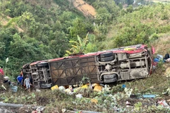 Hiện trường vụ lật xe khách BKS 47B-005.29 xảy ra tại xã Đăk Kroong (huyện Đăk Glei, tỉnh Kon Tum). (Ảnh: TTXVN phát)