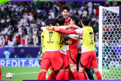 Cầu thủ Hàn Quốc ăn mừng sau khi Hwang Hee-chan thực hiện thành công lượt sút luân lưu quyết định. (Nguồn: AFC_