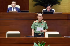 Thượng tướng Trần Quốc Tỏ, Thứ trưởng điều hành Bộ Công an giải trình, làm rõ một số vấn đề đại biểu Quốc hội nêu. (Ảnh: Phạm Kiên/TTXVN)