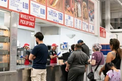 Người dân mua thực phẩm tại siêu thị ở Foster City, California, Mỹ, ngày 11/7/2024. (Ảnh: THX/TTXVN)