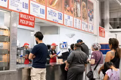 Người dân mua thực phẩm tại siêu thị ở Foster City, California, Mỹ, ngày 11/7/2024. (Ảnh: THX/TTXVN)
