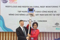 Đại sứ Australia tại Việt Nam Andrew Goledzinowski tặng các thiết bị Reef Scan cho đại diện Viện Hải dương học. (Ảnh: Phan Sáu/TTXVN)