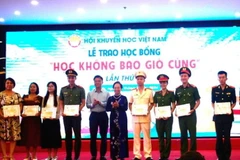 Phó thủ tướng Lê Thành Long và Giáo sư-Tiến sỹ Nguyễn Thị Doan trao học bổng "Học không bao giờ cùng." (Nguồn: Báo Quân đội Nhân dân)