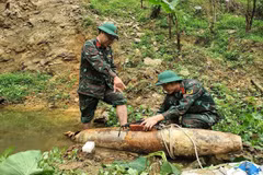 Lực lượng Công binh, Bộ Chỉ huy quân sự tỉnh Nghệ An tiến hành hủy nổ quả bom. (Ảnh: TTXVN phát)