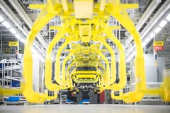 Công nhân làm việc trong nhà máy sản xuất ôtô ở khu công nghiệp Vũ Hán, Trung Quốc. (Ảnh: THX/TTXVN)