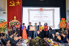 Thay mặt lãnh đạo Đảng, Nhà nước, Ủy viên Bộ Chính trị, Thường trực Ban Bí thư Trung ương Đảng, Trưởng Ban Tổ chức Trung ương Trương Thị Mai đã trao tặng Huân chương Lao động hạng Ba cho Ban Nhân Dân cuối tuần (Báo Nhân Dân). (Nguồn: Báo Nhân dân)