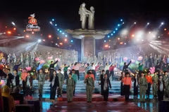 Chương trình nghệ thuật kỷ niệm 70 năm Hiệp định Geneva và Chuyến tàu tập kết (1954 - 2024) tại điểm cầu tỉnh Đồng Tháp. (Ảnh: Nhựt An/TTXVN)