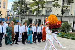 Đoàn đại biểu lãnh đạo Thành phố Hồ Chí Minh dâng hoa tưởng nhớ Chủ tịch Hồ Chí Minh tại Công viên tượng đài Bác Hồ trên phố đi bộ Nguyễn Huệ. (Ảnh: Thanh Vũ/TTXVN)