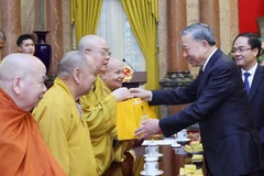 Chủ tịch nước Tô Lâm tặng quà cho các đại biểu. (Ảnh: Nhan Sáng/TTXVN)