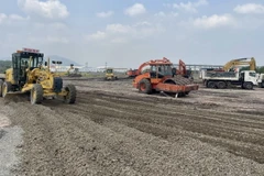 Đơn vị thi công dự án thành phần 3 cao tốc Biên Hòa-Vũng Tàu san lấp mặt bằng. (Ảnh: Hoàng Nhị/TTXVN)
