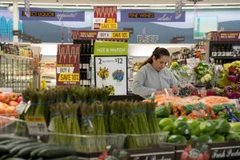 Người dân mua sắm tại siêu thị ở San Mateo, California, Mỹ. (Ảnh: THX/TTXVN)