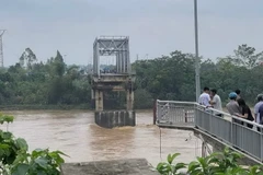 Cầu Phong Châu bị sập.