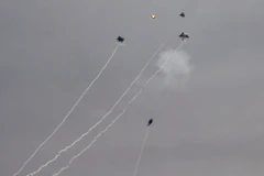 IDF xác nhận ít nhất 100 quả tên lửa đã được bắn từ Liban. (Nguồn: AFP)