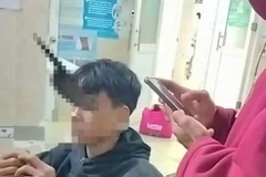 Em H. được đưa đến Bệnh viện II Lâm Đồng cấp cứu trong tình trạng con dao bầu dài khoảng 30cm cắm thẳng vào hốc mắt. (Nguồn: Báo Lâm Đồng)