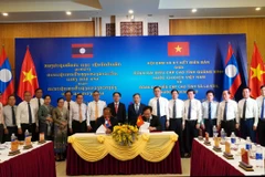 Ký kết hợp tác giữa tỉnh Quảng Bình và tỉnh Salavan (Lào). (Ảnh: Tá Chuyên/TTXVN)