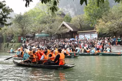 Du khách chờ xuống thuyền thăm quan Khu du lịch sinh thái Tràng An sáng ngày mùng 5 Tết. (Ảnh: Đức Phương/TTXVN)