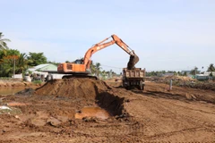 Thi công gói thầu XL-06 hạng mục cầu Sông Mã thuộc dự án cầu Rạch Miễu 2 trên địa bàn tỉnh Bến Tre. (Ảnh: Công Trí/TTXVN)