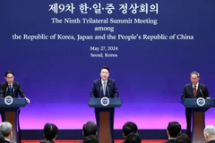 Tổng thống Hàn Quốc Yoon Suk Yeol (giữa), Thủ tướng Trung Quốc Lý Cường (phải) và Thủ tướng Nhật Bản Kishida Fumio trong cuộc họp báo tại Hội nghị thượng đỉnh ba bên ở Seoul, Hàn Quốc, ngày 27/5. (Ảnh: Yonhap/TTXVN)