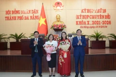 Lãnh đạo thành phố chúc mừng bà Nguyễn Thị Anh Thi được bầu giữ chức vụ Phó Chủ tịch UBND thành phố Đà Nẵng và bà Trần Thanh Thủy, tân Giám đốc Sở Y tế Đà Nẵng được bầu bổ sung chức danh Ủy viên UBND thành phố. (Ảnh: Văn Dũng/TTXVN)