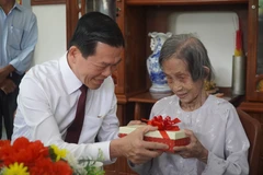 Bí thư Tỉnh ủy Đồng Nai tặng quà cho cụ Trịnh Thị Khơng 119 tuổi, ngụ xã Bình Lộc, thành phố Long Khánh, Đồng Nai. (Ảnh: Lê Xuân/TTXVN)