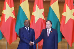 Chủ tịch Quốc hội Trần Thanh Mẫn và Tổng thống Guinea-Bissau Umaro Sissoco Embaló chụp ảnh chung. (Ảnh: Thống Nhất/TTXVN)