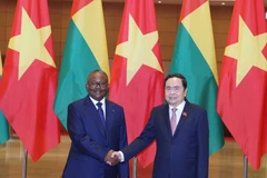 Chủ tịch Quốc hội Trần Thanh Mẫn và Tổng thống Guinea-Bissau Umaro Sissoco Embaló chụp ảnh chung. (Ảnh: Thống Nhất/TTXVN)