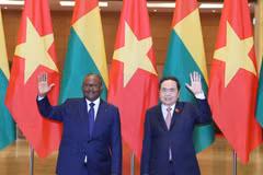 Chủ tịch Quốc hội Trần Thanh Mẫn và Tổng thống Guinea-Bissau Umaro Sissoco Embaló chụp ảnh chung. (Ảnh: Thống Nhất/TTXVN)