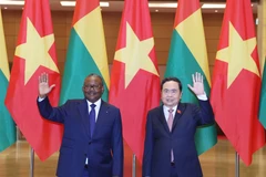 Chủ tịch Quốc hội Trần Thanh Mẫn và Tổng thống Guinea-Bissau Umaro Sissoco Embaló chụp ảnh chung. (Ảnh: Thống Nhất/TTXVN)