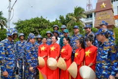 Tư lệnh Hải quân (thứ 3 bên trái sang) và đại biểu đoàn công tác thăm hỏi, động viên quân và dân đảo Song Tử Tây. (Ảnh: TTXVN phát)