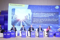 Các chuyên gia chia sẻ kinh nghiệm chuyển đổi công nghiệp tại phiên thảo luận. (Ảnh: Xuân Anh/TTXVN)