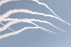 Nhà lãnh đạo Kim Jong-un thị sát buổi diễn tập của các đơn vị pháo binh Triều Tiên. (Ảnh: KCNA/TTXVN)