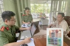 Cơ quan Công an bắt đối tượng Trương Hoàng Ân là chủ mưu cầm đầu đường dây tàng trữ, lưu hành tiền giả cùng tang vật vụ án.