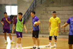 Huấn luyện viên Diego Raul hướng dẫn tập học trò các bài tấn công trong buổi tập đầu tiên tại Thái Lan. (Nguồn: VFF)