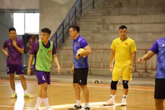 Huấn luyện viên Diego Raul hướng dẫn tập học trò các bài tấn công trong buổi tập đầu tiên tại Thái Lan. (Nguồn: VFF)