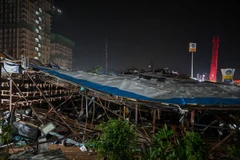 Hiện trường vụ đổ biển quảng cáo ở Mumbai, Ấn Độ, ngày 13/5. (Ảnh: AFP/TTXVN)
