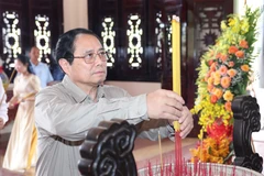 Thủ tướng Phạm Minh Chính dâng hương tưởng niệm Chủ tịch Hội đồng Bộ trưởng Phạm Hùng. (Ảnh: Dương Giang/TTXVN)