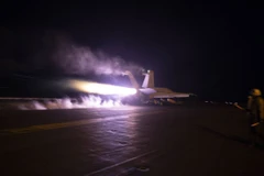 Máy bay quân sự của Mỹ tham gia cuộc tấn công đáp trả lực lượng Houthi tại Yemen ngày 22/1/2024. (Ảnh: AFP/TTXVN)