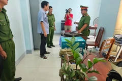 Cơ quan Điều tra đọc lệnh bắt và khám xét đối với ông Đào Văn Ngọc. (Nguồn: Báo Tiền Phong)