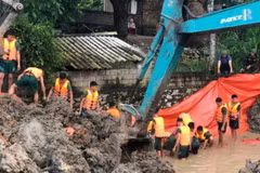 Hơn 100 cán bộ, chiến sỹ Trung đoàn 762 Bộ Chỉ huy Quân sự tỉnh Thanh Hóa dầm mình trong nước lũ nỗ lực khắc phục sự cố. (Ảnh: TTXVN phát)