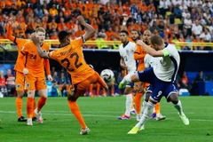Pha bóng dẫn đến quả penalty gây tranh cãi ở trận Hà Lan-Anh. (Nguồn: Getty Images)