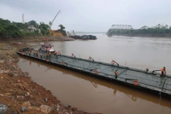 Lực lượng công binh chung sức đưa các đốt khơi đến vị trí lắp đặt. (Ảnh: An Đăng/TTXVN)