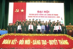 Các đại biểu dự Đại hội Thi đua Quyết thắng lực lượng vũ trang Thành phố Hồ Chí Minh giai đoạn 2019-2024 chụp ảnh lưu niệm. (Ảnh: Xuân Khu/TTXVN)